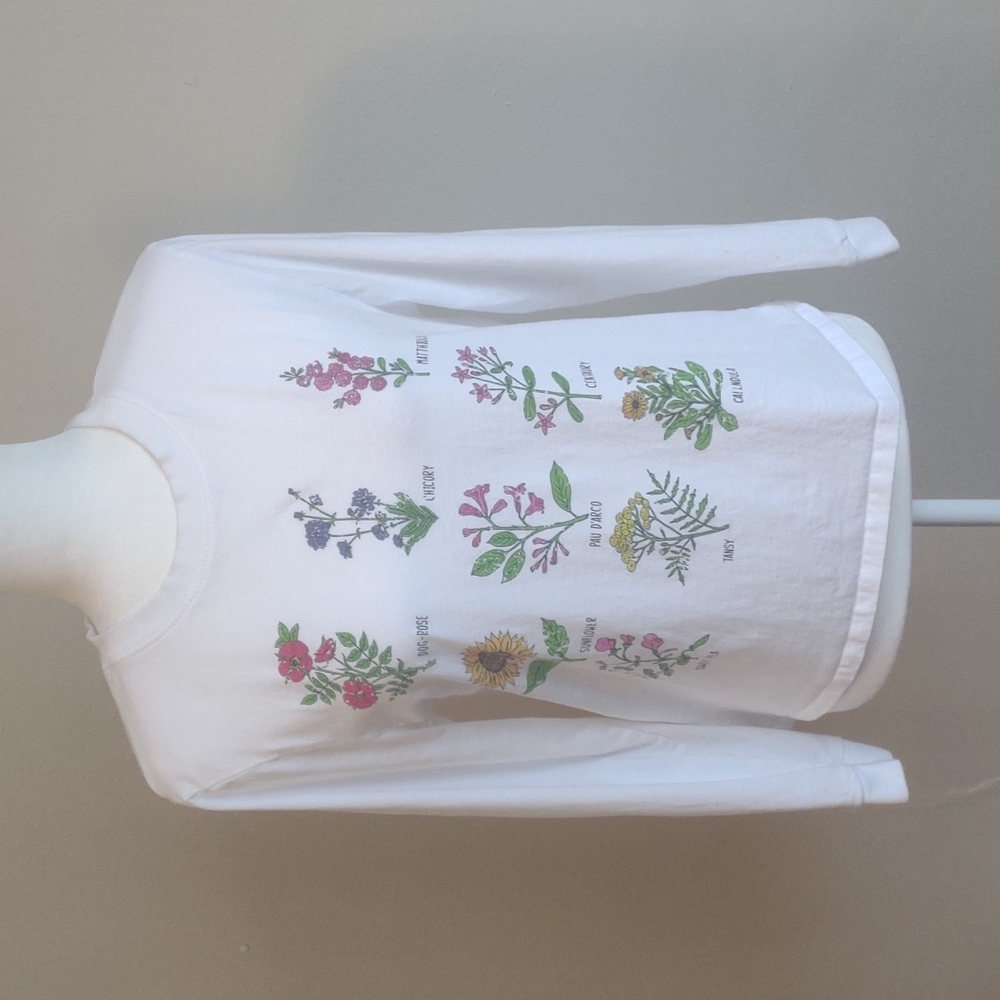 Messy Bun Just Chillin' brand.  Top with‎ flowers. Long sleeve.  White. Size M